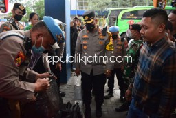 Kapolresta Sidoarjo Bersama Tim Cek Barang Bawaan Penumpang Tujuan Bali di Terminal Bungurasih Sidoarjo