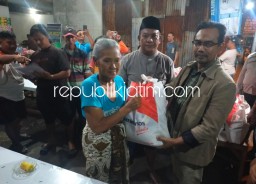 Dinsos Gelontor Bantuan 1.500 Paket Sembako Untuk Warga Beberapa Desa Terdampak Banjir di Sidoarjo