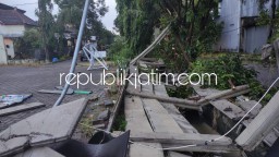 Hujan Deras Disertai Angin Kencang, 73 Rumah Rusak dan Pagar Fasum di Perum Villa Jasmine III Sidoarjo Ambruk