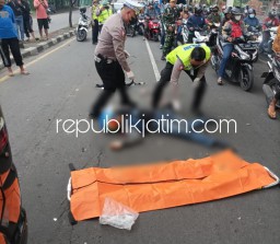 Hendak Mendahului, Pengendara Motor Honda Vario Asal Wonoayu Tewas Tertabrak Truk Trailer di Sruni Gedangan