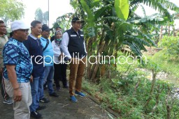 Wabup Sidoarjo Sidak Sungai Dipenuhi Tumpukan Sampah di Sumberejo Wonoayu