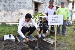 Wabup Sidoarjo Beserta Istrinya Tanam 500 Bibit Pohon Mangga di TKD Pabean Sedati