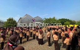 Penggalang Peduli Lingkungan SD Al Muslim Sidoarjo Turut Perjusa dan Analisa Kebersihan Lingkungan Sekitar Sungai