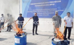 Mendag Musnahkan 824 Bal Pakaian Bekas Import Senilai Rp 10 Miliar di Pergudangan Balongbendo Sidoarjo