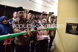 Gus Muhdlor Serahkan Kunci Rumah Tohari Warga Kedungrejo Waru Usai Bedah Rumah