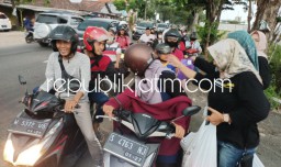 Berbagi Berkah di Bulan Ramadhan 1444 Hijriyah, Sambil Diguyur Hujan IKA Smanivda Bagikan 1001 Paket Takjil di Perempatan Pilang Sidoarjo