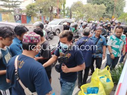 Berbagi Berkah Ramadhan 1444 Hijriyah, PWI Sidoarjo Bagikan Ratusan Takjil untuk Para Pengguna Jalan