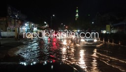 Diguyur Hujan Deras Satu Jam, Jalan Raya Sumokali - Tenggulunan Tergenang Banjir Picu Kemacetan