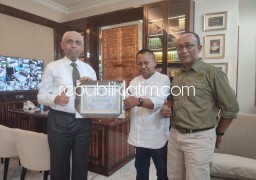 Peduli Perkembangan Pers, Ketua Dewan Pembina SMSI Jatim Terima PWI Jatim Award 2023