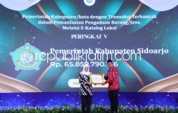 Belanja Produk Lokal Rp 65 Miliar, Bupati Sidoarjo Raih E-Purchasing Award 2023 dari Gubernur Jatim