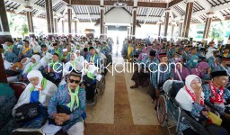 Tertua Berusia 90 Tahun Asal Jabon, 890 CJH Kloter 16 dan 17 Sidoarjo Diberangkatkan Bupati dari Pendopo