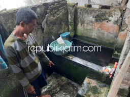 Kerap BAB Sembarangan di Sungai, Warga Singogalih Tarik Terima Bantuan Puluhan Jamban Sehat Gratis