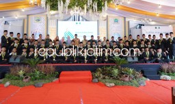 Wisuda Angkatan IV MTs Bumi Shalawat Tulangan, Gus Muhdlor Pesan Pentingnya Kurikulum Pendidikan Sesuai Zaman