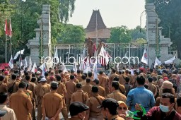 Tuntut Kenaikan Siltap, Perangkat Desa se Sidoarjo Geruduk Pendopo Delta Wibawa