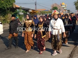 Sambut Tahun Baru Islam 1445 Hijriyah, SMK YPM 11 dan MTs YPM 1 Wonoayu Kompak Pawai Pakaian Adat Nasional