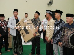 Bisa Digunakan Rapat dan Tahlilan, Gus Muhdlor Serahkan Bantuan 831 Unit Sound System Bagi RT di Taman Sidoarjo
