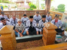 Kenang Jasa Dr Sulistyo, Ratusan Guru Sidoarjo Ziarah ke Makam Pejuang Kesejahteraan Nasib Guru di Banjarnegara