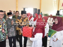 Bagikan Insentif Nakes dan Honor Kader Kesehatan, Gus Muhdlor Puji Kader dengan Masa Pengabdian 40 Tahun