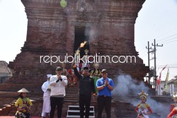Gus Muhdlor Lepas Kirab Api Porprov Jatim VIII dengan Start Candi Pari di Porong
