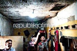 Entaskan Kemiskinan, Wabup Sidoarjo Sidak Dua Rumah Tidak Layak Huni di Kalisampurno Tanggulangin