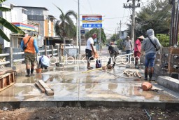 Proyek Jembatan Semampir - Tambaksawah Capai 86 Persen, Gus Muhdlor Optimis Desember 2023 Rampung