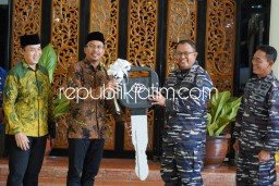 Untuk Kedua Kali Bupati Sidoarjo Serahkan Hibah 11 Unit Mobil Operasional TNI AL