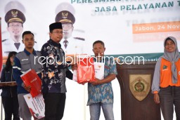 Bupati Gus Muhdlor Salurkan Bantuan Senilai Rp 1 Miliar untuk 3.599 KK di Sekitar TPA Jabon Sidoarjo