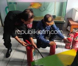 Jelang Tahun Baru 2024, Petugas Lapas Kelas I Surabaya di Porong Cek APAR Bersama Damkar Sidoarjo