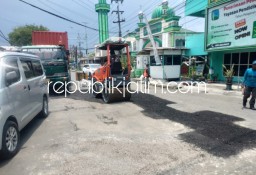Respon Keluhan Warga, Jalan Berlubang Lingkar Timur dan Brigjen Katamso Waru Ditambal Sulam