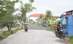 Bupati Sidoarjo Lanjutkan Proyek Betonisasi Jalan Kawasan Tiga Desa Langganan Banjir di Tanggulangin