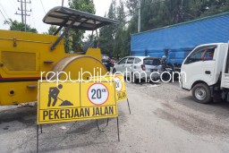 Siapkan Alat Berat, Bupati Sidoarjo Bakal Perbaiki Jalan Pertigaan Kletek dan Pakerin Prambon