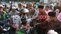 Berkah Ramadhan, Gus Muhdlor Bersama Ketua DPRD dan ASN Sidoarjo Bagi-Bagi Takjil di Monumen Jayandaru