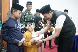 Wabup Sidoarjo Bagikan Paket Santunan Yatim dan Dhuafa di Graha KBM Balongbendo