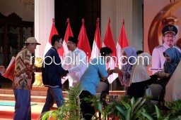 Ribuan Warga Sidoarjo Rela Antri Bersalaman dan Halal Bi Halal dengan Gus Muhdlor dan Ning Sasha