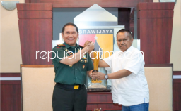 Mayjen TNI Rafael Terima Penghargaan Prapanca Award dari PWI Jatim