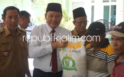 Plt Bupati Sidoarjo Kawal dan Serahkan Langsung Bantuan Pangan Beras untuk Ribuan Warga Candi