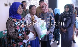 Ribuan Warga Miskin di Kecamatan Waru dan Sedati Terima Bantuan Pangan Beras 10 Kilogram