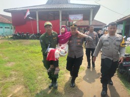 Pingsan Saat Antri di TPS, Polisi Evakuasi Seorang Nenek ke Puskesmas Kwadungan