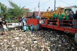 Bupati Sidoarjo Bersihkan Sungai, Minta Warga Tak Buang Sampah Sembarangan