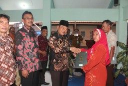 BPN Sidoarjo Serahkan 716 Sertifikat Warga 5 Desa di Jabon