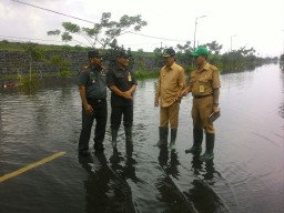 Banjir Jalan Raya Porong Lama Disedot 5 Pompa Air  