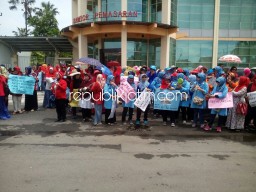 Ratusan Ibu Rumah Tangga Deltasari Demo Tuntut Perbaikan Jalan