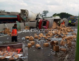 Ban Pecah, Truk Air Mineral Terguling di Tol Sidoarjo Picu Kemacetan