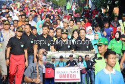 Hadiah Utama Umroh 3 Orang, Ribuan Warga Sidoarjo Mlaku Bareng Bupati