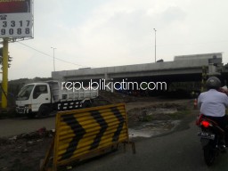 Pelebaran JL Raya Jati Picu Penyumbatan Lalin di KNV dan Penggeseran Pipa PDAM