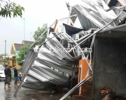Belasan Rumah Warga Kesambi Rusak Diamuk Puting Beliung