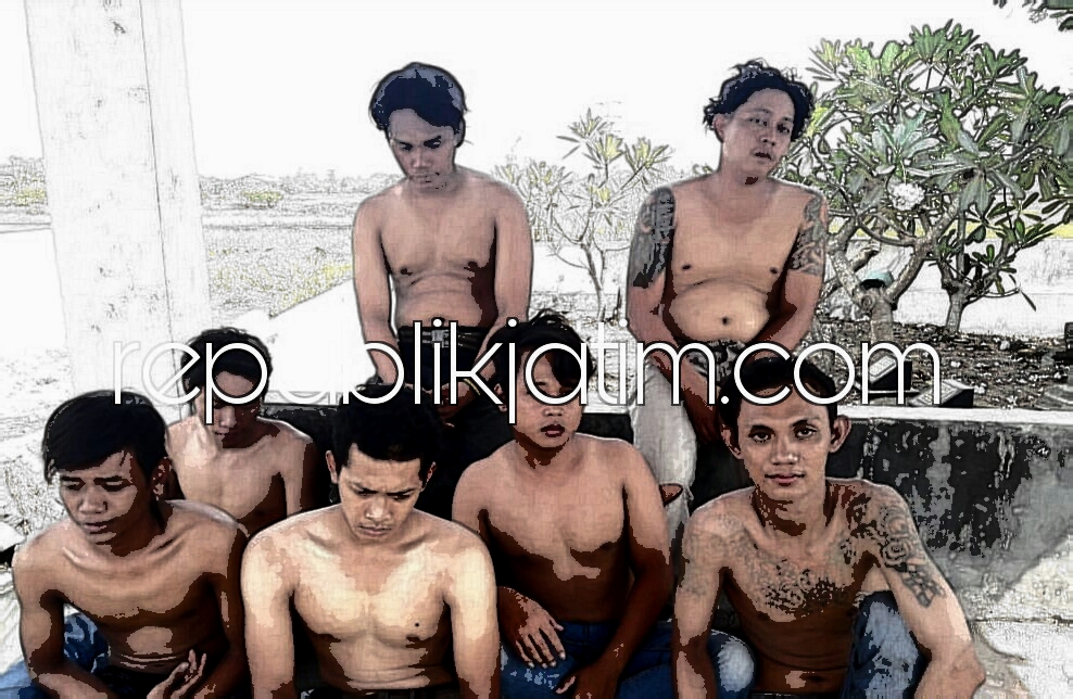 DIRINGKUS - Sebanyak delapan pemuda diringkus petugas Polsek Jabon saat menggelar pesta miras di dalam area makam Desa Kedungcangkring, Kecamatan Jabon, Senin (04/06/2018).