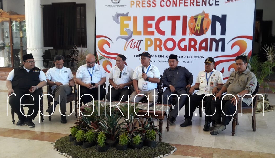 KUNJUNGAN - Ketua KPU RI, Arief Budiman memberikan keterangan acara Election Visit Program di Pendopo Delta Wibawa didampingi Bawaslu RI, Komisi II DPR RI, dan sejumlah pejabat lainnya, Rabu (27/06/2018).
