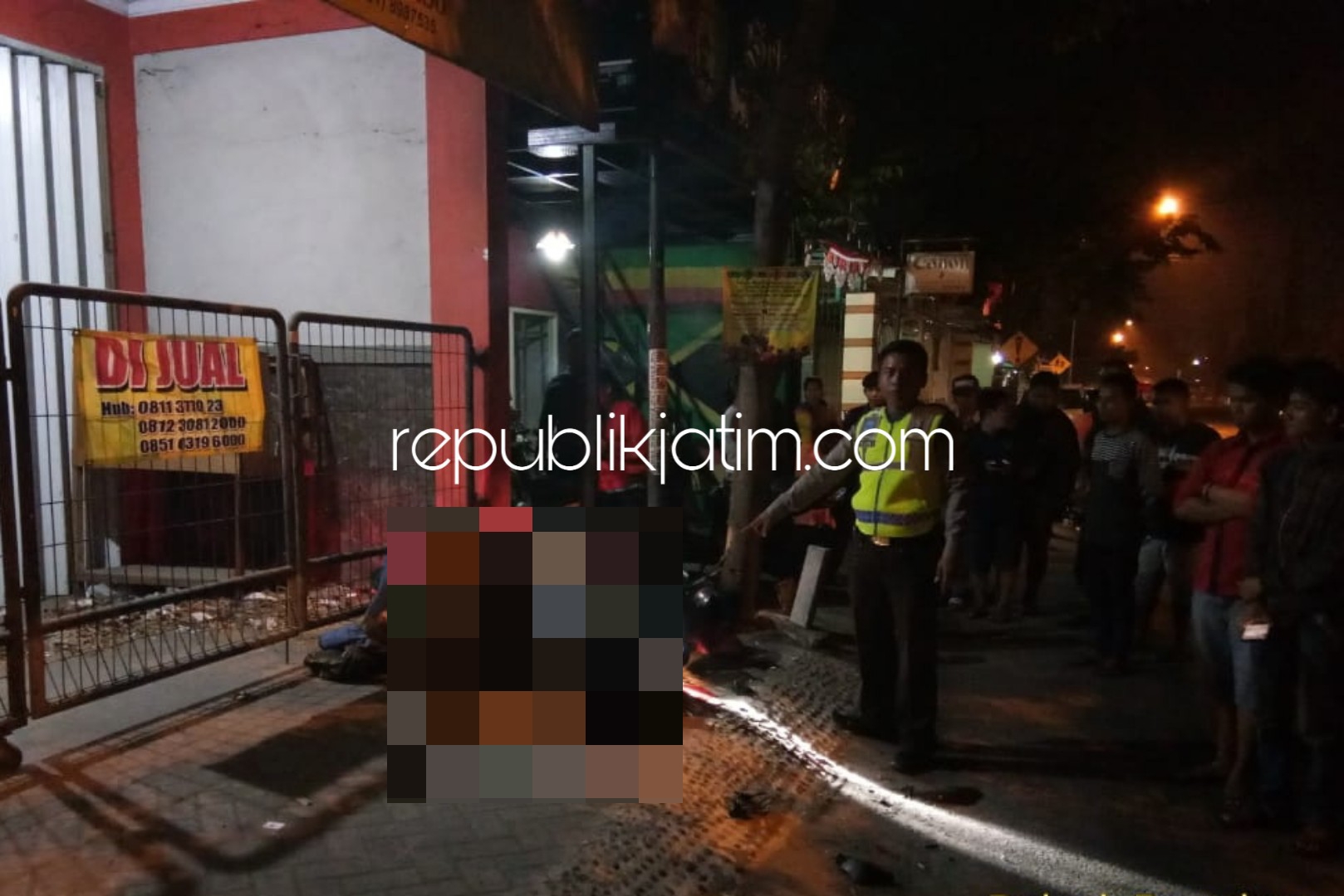 TEWAS - Dua pemuda pengendara motor tewas di atas motornya usai terjatuh di JL Raya Desa Temu, Kecamatan Prambon, Sidoarjo, Selasa (11/09/2018) dini hari.