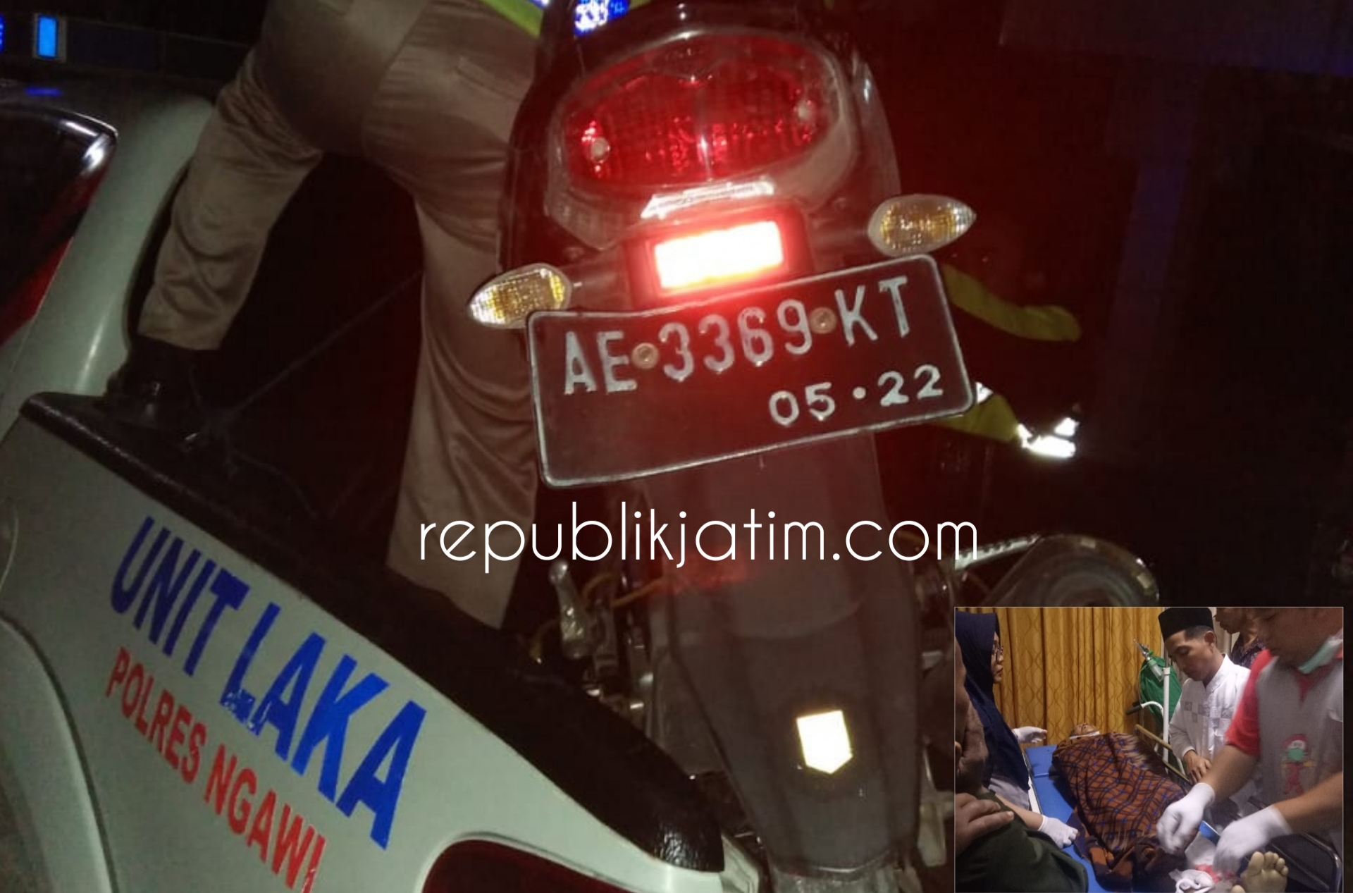Kondisi sepeda motor dan korban tewas setelah terjadi kecelakaan di jalan desa masuj area persawahan Desa Tungkulrejo Padas Ngawi, Minggu (26/05/2019)